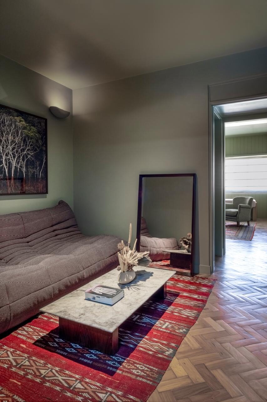Sala de espera do consultório da Dra. Mariana Fonseca, com sofá, mesa de centro e tapete