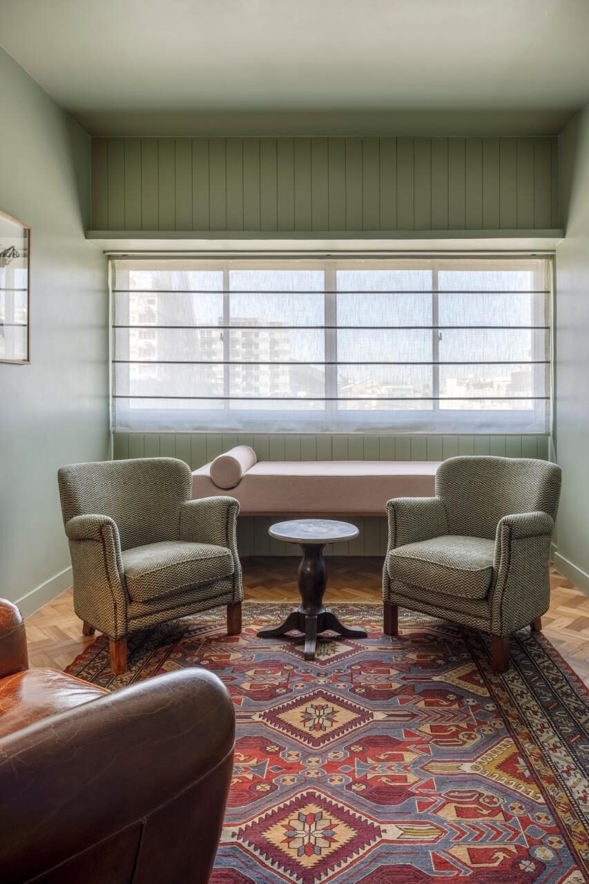 Sala de atendimento da Dra. Mariana Fonseca no Jardim Botânico, com duas poltronas e janela ampla